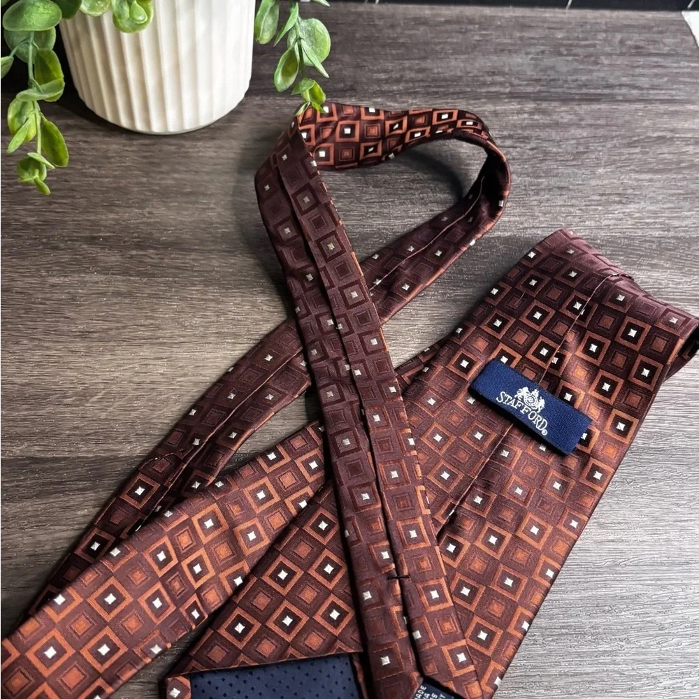 Elegant Brown Geometric Tie